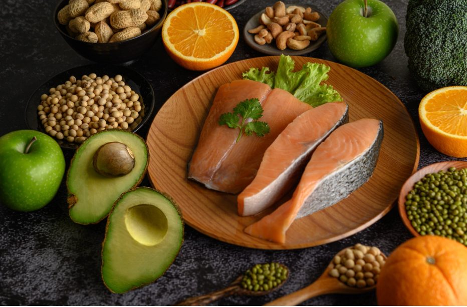 сьомга, авокадо, бобови продукти