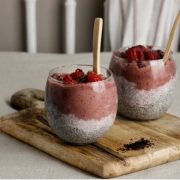 закуска с чия и малини в стъклена чаша